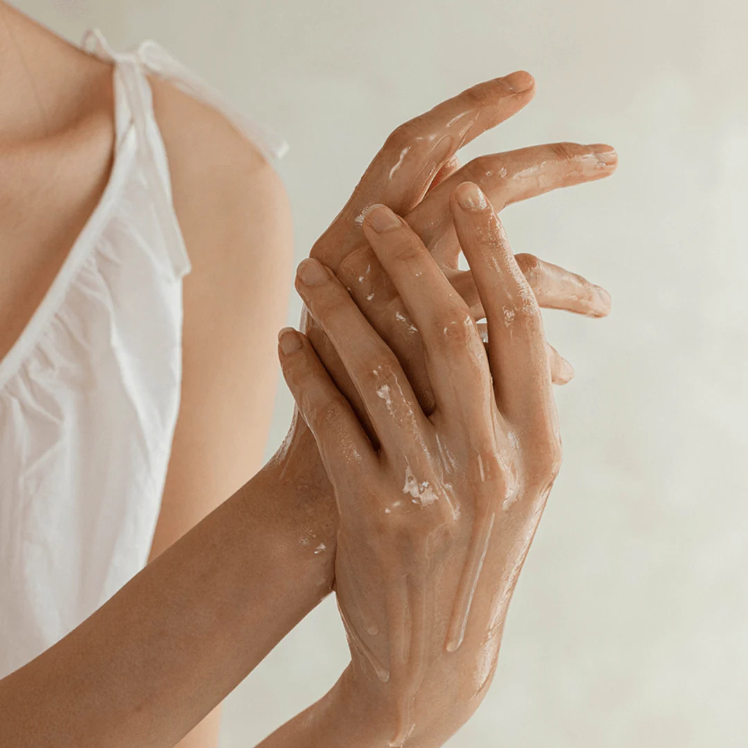 Ginseng Cleansing Oil på hender - Atlan